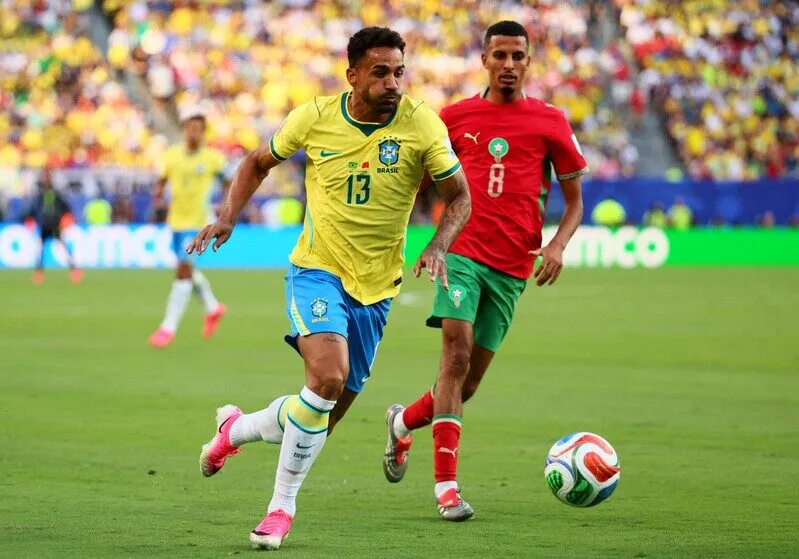 Hậu vệ cánh vẫn là vấn đề của Brazil