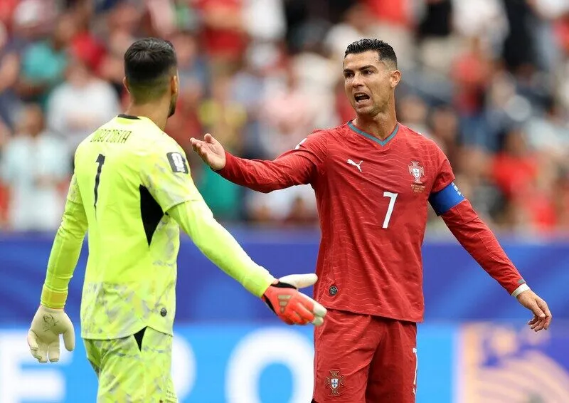 Ronaldo là nguồn cơn của cơn náo loạn truyền thông