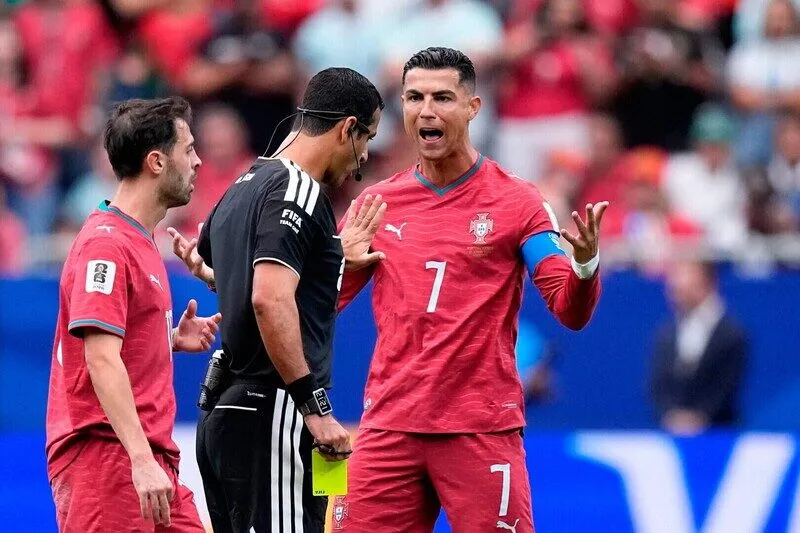 Ronaldo cần học Messi cách làm thủ lĩnh