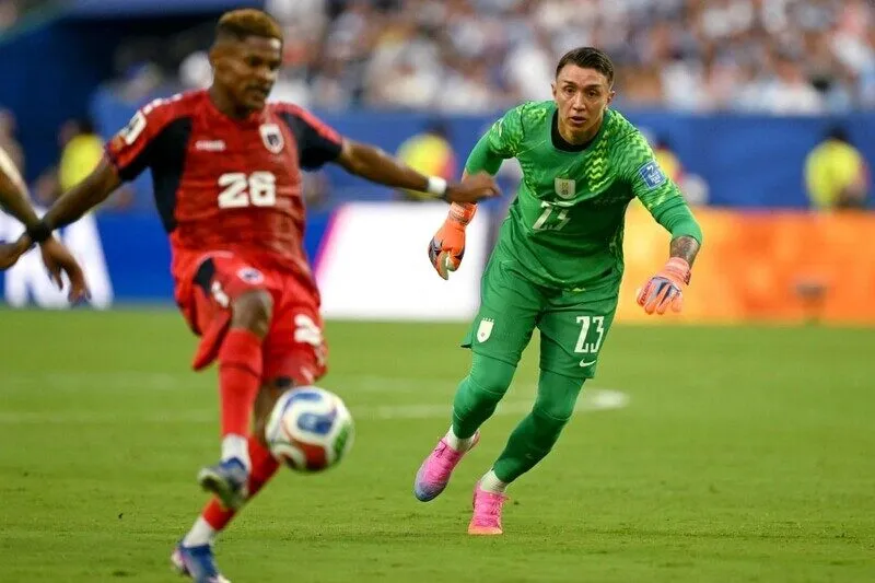 Muslera liên tục mắc các sai lầm không thể tha thứ
