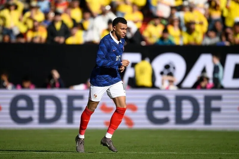 Mbappe quá đơn độc trên hàng công tuyển Pháp