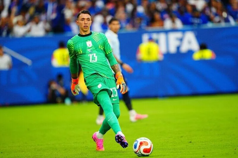 Những sai lầm của Muslera có thể sẽ khiến Uruguay về nước sớm