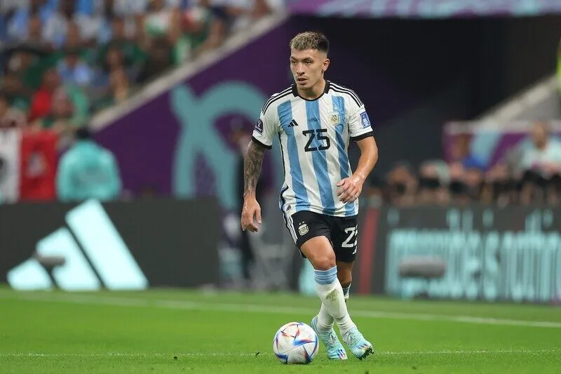 Lisandro chơi như một SW của Argentina