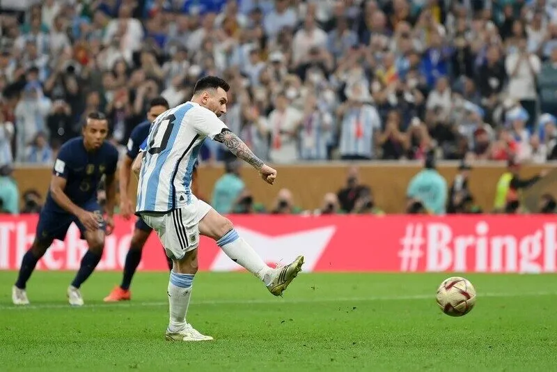 Messi vẫn cần thể hiện bản lĩnh trên chấm luân lưu