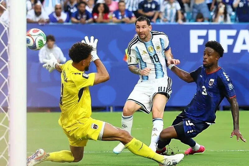 Lisandro Martinez là người kiến tạo bàn mở tỷ số của Leo Messi