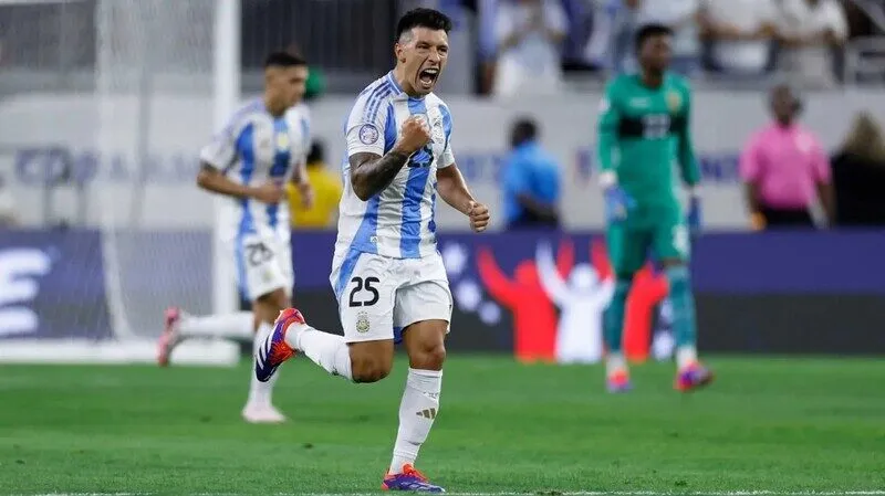 Lisandro Martinez vẫn làm quá tốt vai trò trung vệ