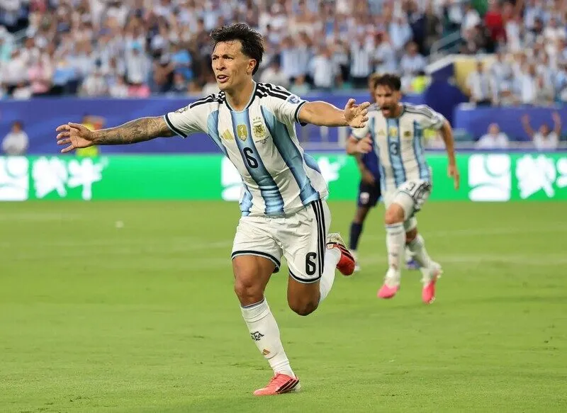 Lisandro Martinez là một trong những trung vệ chơi chân hay nhất